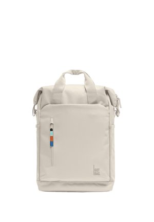 Mochila rectangular beige con dos asas, bolsillo frontal con cremallera y tirador multicolor, y logotipo "GOT BAG." en la esquina inferior derecha.