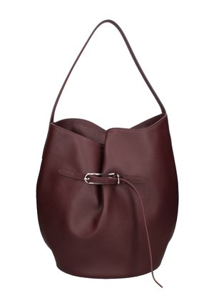 Borsa a secchiello in pelle marrone scuro con una singola tracolla e una fascia decorativa frontale con fibbia argentata.