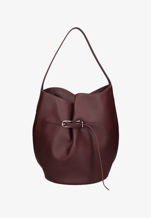 Borsa a secchiello in pelle marrone scuro con una singola tracolla e una fascia decorativa frontale con fibbia argentata.