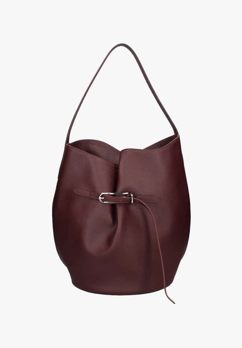 Sac seau en cuir marron foncé avec une bandoulière unique et une sangle décorative à l'avant avec une boucle argentée.