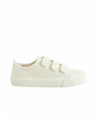 Sneaker blanc avec un dessus en tissu texturé, trois fermetures à sangle et une semelle en caoutchouc striée. Contours lisses et design minimal.