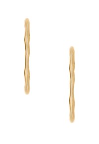 Guldtonade örhängen med en vriden, avlång form, med en slät yta och en glänsande finish.