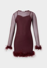 Burgundska haljina s pripijenim dizajnom, prozirnim mrežastim dugim rukavima i pernatim naglascima na manžetama i donjem rubu. Glatka tekstura, elegantna silueta.
