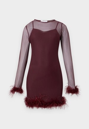 Vestido burdeos con un diseño ajustado, mangas largas de malla transparente y acentos de plumas en los puños y el dobladillo. Textura suave, silueta elegante.