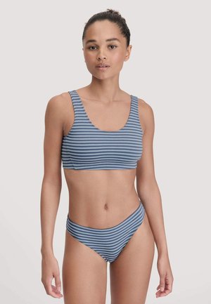 Gestreepte blauwe bikini set met een tanktop met brede banden en een laag uitgesneden broekje, gemaakt van een zachte, rekbare stof.