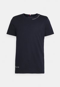 Tmavě modré bavlněné tričko s krátkými rukávy, kulatým výstřihem a bílými logovými akcenty. Obsahuje šití ve spodním lemu.