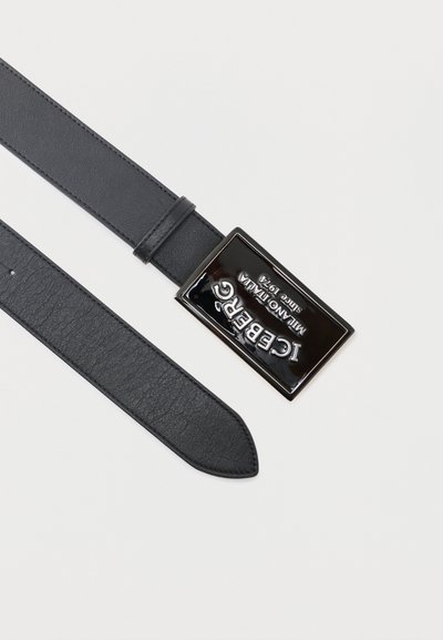 Μαύρη δερμάτινη ζώνη με ορθογώνια γυαλιστερή μαύρη αγκράφα, χαραγμένη με το κείμενο "ICEBERG MILANO ITALIA since 1974" σε ασημένια γράμματα.