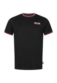 Must mustern, mis on valmistatud puuvillast, ümarate väljalõigetega, millel on punane ja valge ribapits, lühikesed varrukad ning väike logo rinnal.