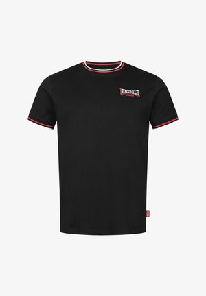 T-shirt nera in cotone, con collo rotondo rifinito in rosso e bianco, maniche corte e un piccolo logo sul petto.