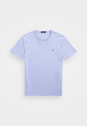T-shirt à col rond à manches courtes de couleur violet clair avec un petit logo brodé Polo Ralph Lauren sur la poitrine gauche.
