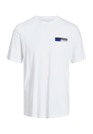 Biała koszulka z krótkim rękawem z małym czarno-niebieskim prostokątnym logo po lewej stronie na piersi z napisem "JACK & JONES".