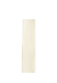 Serviette en tissu blanche pliée une fois sur un fond blanc uni.