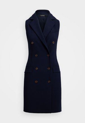 Vestito a doppio petto di colore navy in tessuto liscio con grandi bottoni marroni, colletto a notch e due tasche frontali. Silhouette aderente.