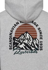Grå hoodietröja med en grafik som föreställer berg, en sol och texten "SKANDINAVISKT ARV SEDAN 1935 Resteröd" i svart och grönt.
