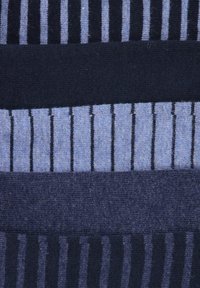 Knitana tkanina s izmeničnimi temno modrimi in svetlo modrimi horizontalnimi črtami, s spremenljivo širino in teksturo po celotni materialu.