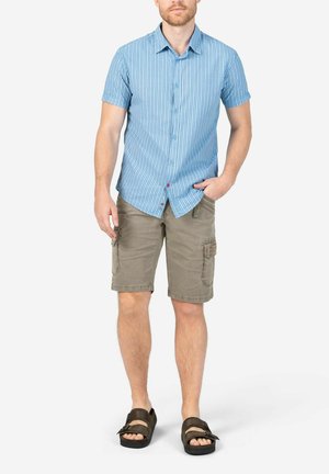 Hellblau gestreifte kurzärmlige Bluse, khakifarbene Cargo-Shorts mit Seitentaschen und braunen Sandalen. Das Outfit hat eine lässige, sommerliche Ausstrahlung.