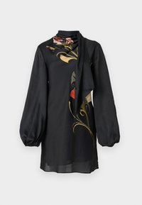 Bluză neagră cu mâneci lungi bufante, guler înalt și un design floral în roșu, roz și aur. Textură moale și mătăsoasă cu accent de panglică.