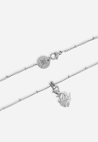 Sølvkjede med rund lås og gravering, samt et anheng formet som en flamme, som har intrikate detaljer og tekstur.