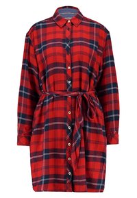 Abito camicia a quadri rosso e blu navy con colletto, chiusura a bottoni, maniche lunghe e cintura annodata in vita, realizzato in un morbido tessuto testurizzato.