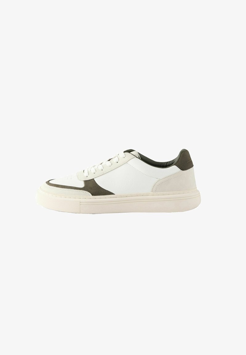 Baskets en cuir blanc avec des accents en daim vert olive, fermeture à lacets, bout rond et semelle en caoutchouc texturé. Design simple et moderne.