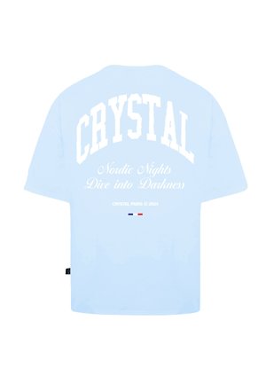 Lichtblauw T-shirt met korte mouwen waarop in witte tekst "CRYSTAL" staat en "Nordic Nights Dive into Darkness" op de achterkant.