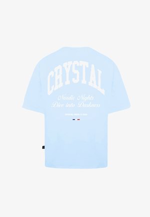 T-shirt azzurro chiaro a maniche corte con testo bianco che dice "CRYSTAL" e "Nordic Nights Dive into Darkness" sul retro.
