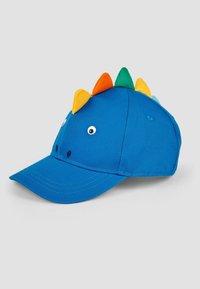 Cappello blu con visiera curva, presenta spuntoni di tessuto arancione, verde e giallo sulla parte superiore, e occhi e narici di cartone sulla parte anteriore.