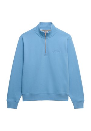Jasnoniebieska bluza z suwakiem do ćwiartki, z prążkowymi mankietami i ściągaczem, wysokim kołnierzem oraz subtelnym haftowanym logo marki na piersi.