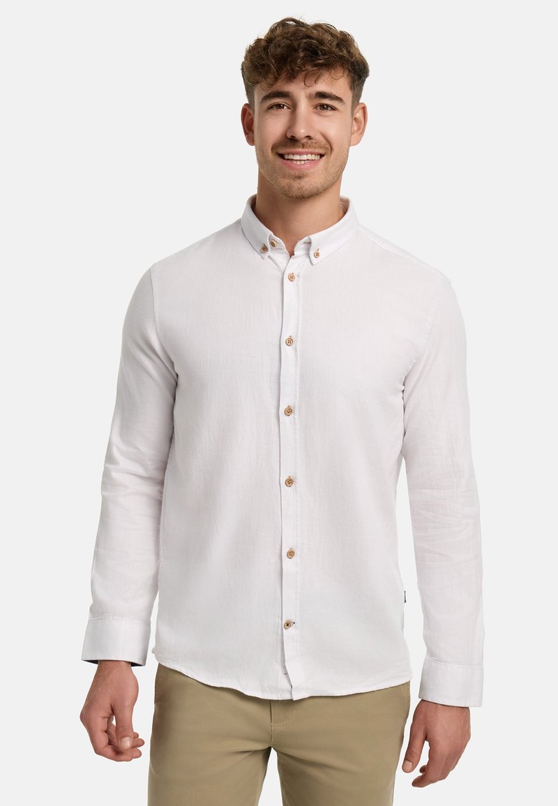 Weißes Langarmhemd mit Button-Down-Kragen, aus strukturiertem Stoff gefertigt, mit braunen Knöpfen entlang der Knopfleiste.