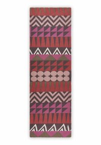 Rechthoekige stof met geometrische patronen in rood, roze, paars en bruin, met zigzag-, driehoekige en ovale vormen.