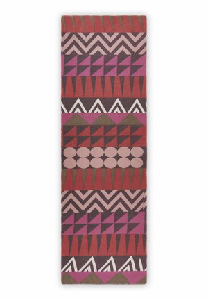 Tissu rectangulaire présentant des motifs géométriques en rouge, rose, violet et marron, avec des formes en zigzag, triangulaires et ovales.
