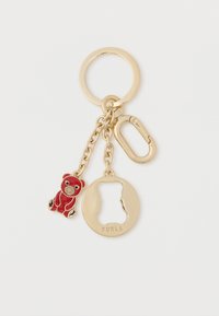 Guld nøglering med en rød bjørn charms og en cirkulær tag indgraveret med "Furla." Inkluderer en kæde og en karabinlås.