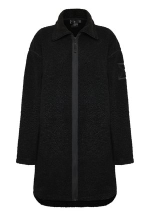 Mustas fleece-takki, jossa on vetoketju edessä, suuri kaulus, pitkät hihat ja teksturoitu pinta. Vasemmassa hihassa on paikka.