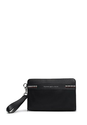 Pochette bracelet noire Tommy Hilfiger en tissu texturé, avec sangle pour poignet et bande avec logo sur le panneau avant supérieur.