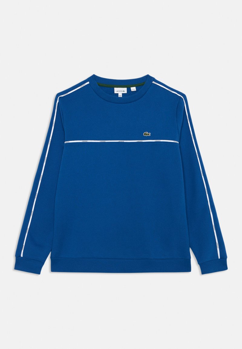 Sweatshirt azul de manga longa com decote redondo, com riscas brancas nas mangas e no peito, apresentando um pequeno logo de crocodilo verde no lado esquerdo do peito.