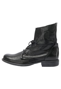 Bottine en cuir noir avec une finition lisse, bout rond et design superposé. Elle présente un avant à lacets et un talon texturé.