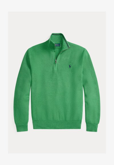 Zeleni pulover z zadrgo, izdelan iz teksturirane pletene tkanine. Ima stoječi ovratnik in majhen vezen logotip na levi strani prsnega koša.