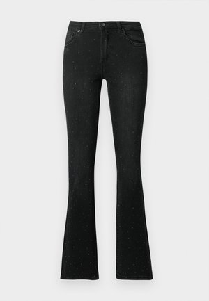 Fekete farmer, bővülő szárú nadrág, amely illeszkedő derékrésszel, öt zsebbel és szétforgácsolt ezüst díszítésekkel rendelkezik a szövet felületén.