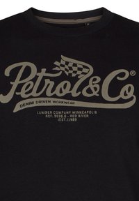 Černé bavlněné tričko s velkým světle šedým potiskem s nápisem "Petrol & Co" a designem šachovnicové vlajky s dalším textem pod tím.