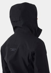 Sort vandtæt jakke med høj krave, justerbar hætte og et lille broderet logo på ryggen. Glat, mat tekstur.