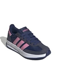 Mornarsko plave i ružičaste Adidas tenisice s mornarskim vezicama, tri ružičaste pruge sa strane i bijelim mekanim đonom na bijeloj pozadini.