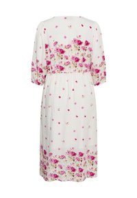 Robe midi blanche avec motifs floraux roses concentrés à la taille, aux manches et à l'ourlet, munie de manches ballon trois-quarts.