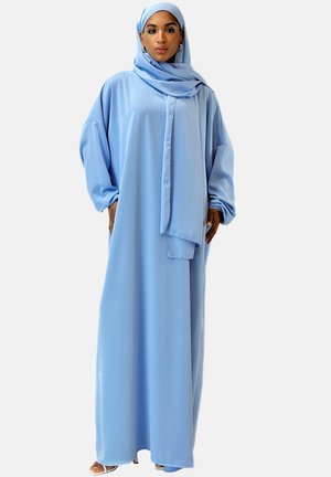 Robe bleu clair à manches longues, avec une coupe ample et un hijab assorti, fabriquée dans un tissu doux. Dotée d'un col haut et d'une silhouette fluide.
