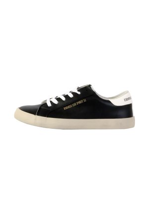 Sneaker in pelle nera con lacci bianchi e tallone bianco, dotato di suola in gomma testurizzata e dettaglio testuale dorato sul lato.
