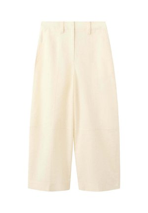 Pantalones cortos de pierna ancha en color crema con cintura alta, trabillas para cinturón y detalles de costura frontal.