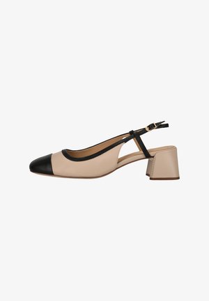 Slingback schoen met een nude leren bovenwerk en een zwarte neus, verstelbare enkelband en een blokhak. Zachte textuur overal.
