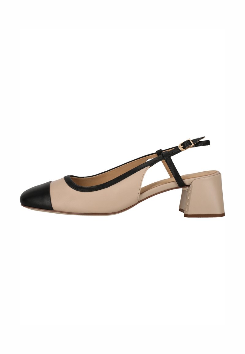 Slingback schoen met een nude leren bovenwerk en een zwarte neus, verstelbare enkelband en een blokhak. Zachte textuur overal.