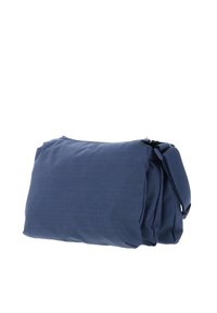 Marineblaue Stofftasche mit strukturierter Oberfläche, Reißverschlussschluss und seitlichem Riemen, versehen mit einem dezenten gepunkteten Muster.