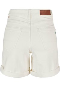 Pantalones cortos de mezclilla blanca con dobladillos vueltas, que presentan dos bolsillos traseros y una etiqueta de cuero marrón en la cintura. Textura suave, diseño casual.