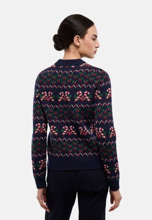 Pull marin à motifs avec des motifs rouges et verts, incluant des cannes en sucre d'orge et du houx. Poignets et ourlet côtelés pour une texture supplémentaire.